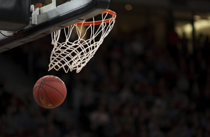 2026年篮球运动员在NBA赛场上激烈对抗瞬间